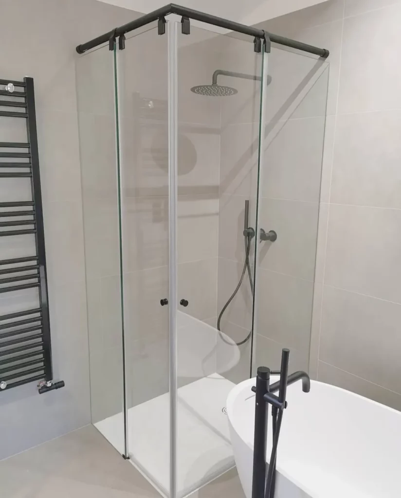 Mampara corredera de vidrio templado con perfiles mínimos