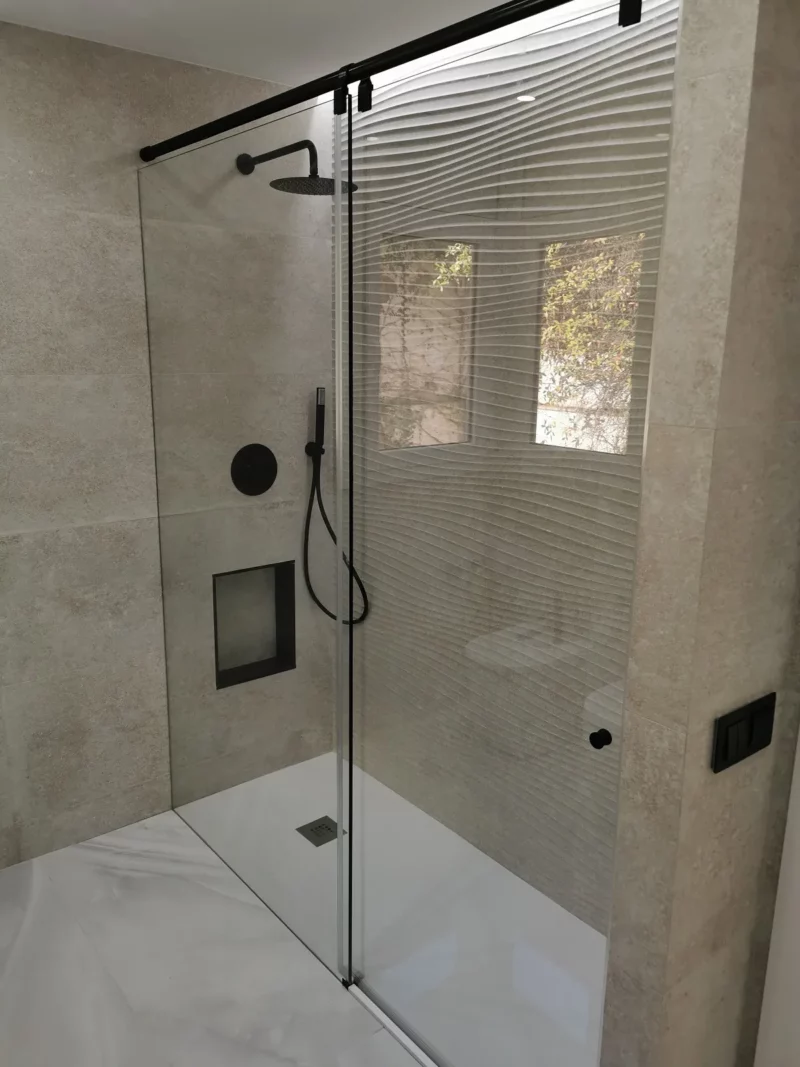 Mampara corredera con serigrafía en vidrio templado