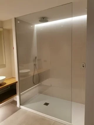 Mampara fija walk-in de vidrio templado en Barcelona