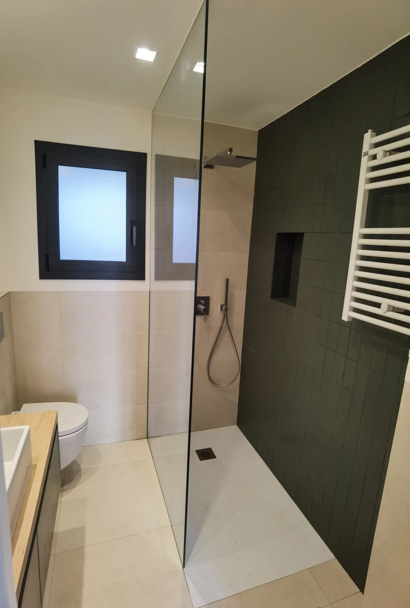 Mampara fija de ducha en baño contemporáneo