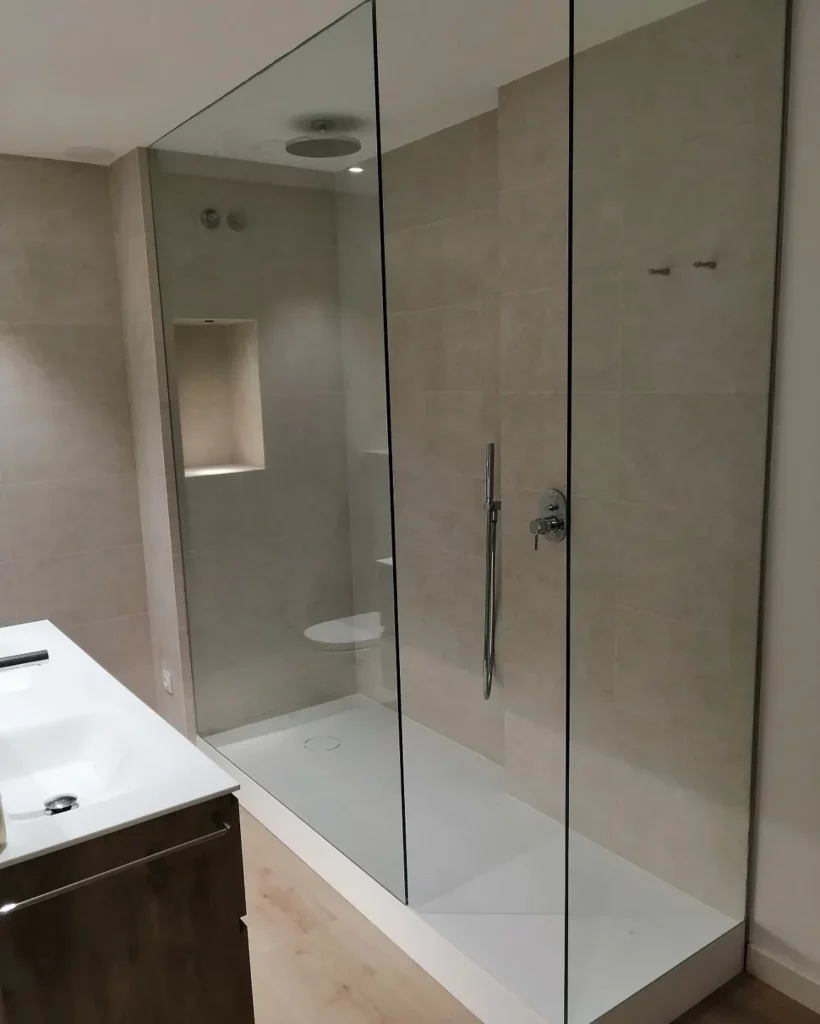 Mampara fija de ducha a medida en Barcelona