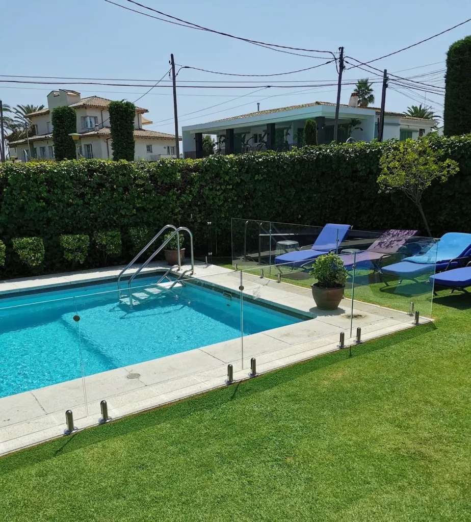 Cerramiento de vidrio para piscina privada con herrajes puntuales de acero inoxidable