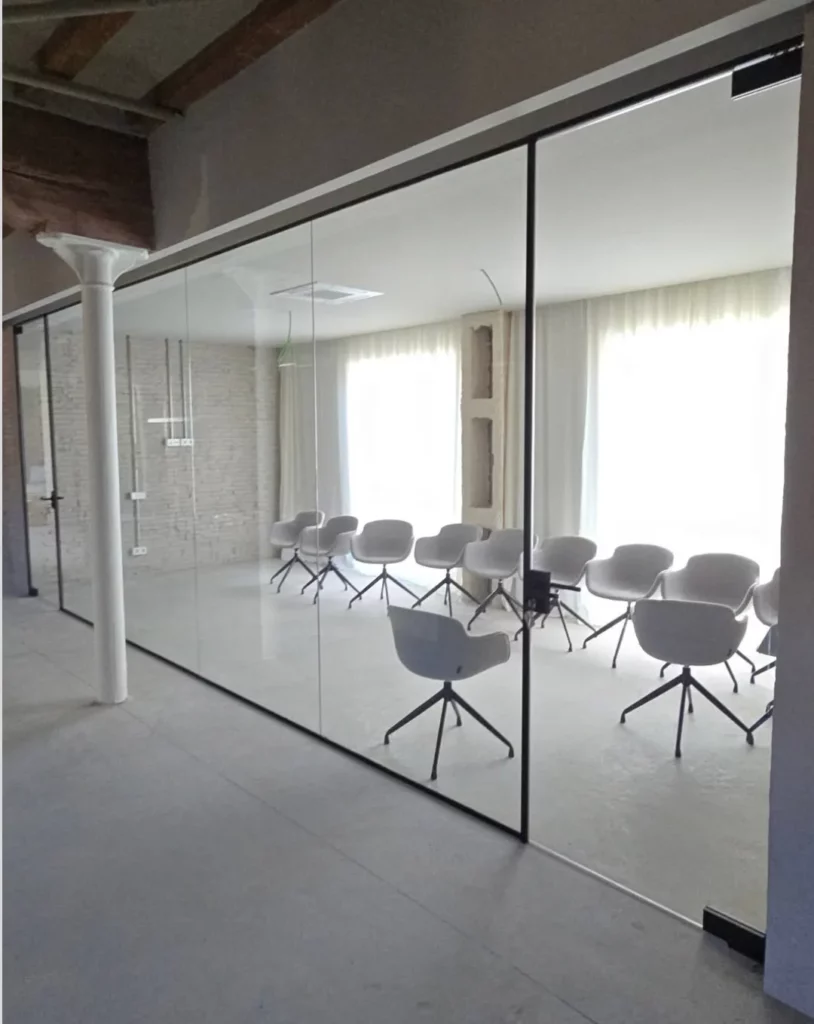 Gran cerramiento de vidrio con puerta para sala de reuniones diáfana