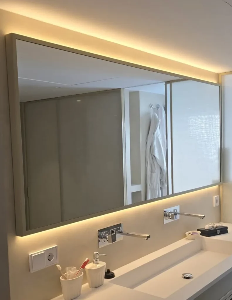 Espejo panorámico de baño con iluminación LED cálida superior e inferior