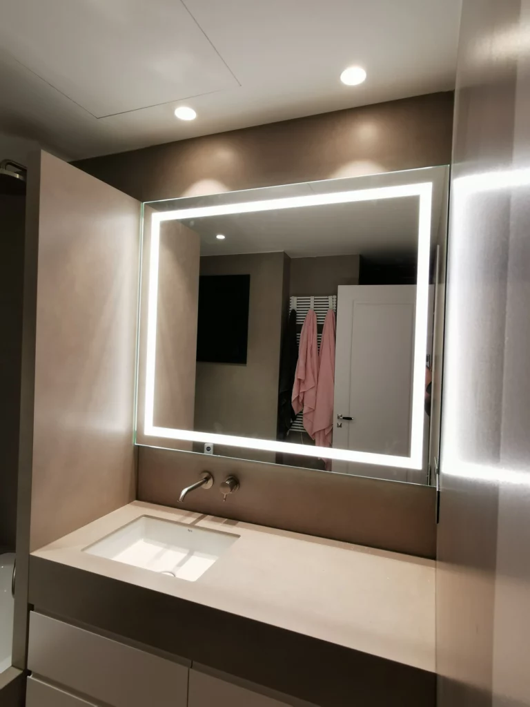 Espejo de baño con iluminación LED frontal perimetral